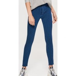Jeansy HIGH WAIST - Niebieski. Niebieskie spodnie z wysokim stanem Cropp, z jeansu. Za 89,99 zł.