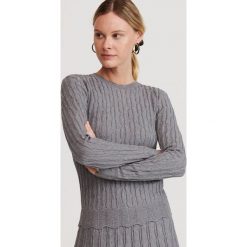 Sweter z ozdobnym splotem - Szary. Szare swetry damskie Reserved, s, bez wzorów, ze splotem, bez kołnierzyka, bez kaptura. Za 159,99 zł.
