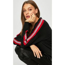 Guess Jeans - Sweter. Czarne swetry damskie Guess Jeans, s, z aplikacjami, z poliesteru, bez rękawów, bez kaptura. Za 369,90 zł.