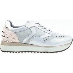 Sneakersy z koralikami skórzane szare J. Wolski. Szare sneakersy damskie J. Wolski, z zamszu. W wyprzedaży za 319,00 zł.