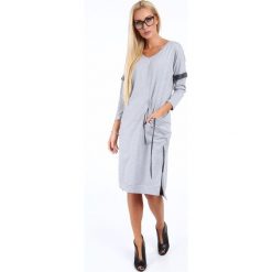 Sukienka midi z dekoltem"V" szara 4016. Szare sukienki z falbanami Fasardi, l, midi. Za 69,00 zł.