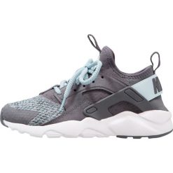 Nike Sportswear AIR HUARACHE RUN ULTRA SE (GS) Tenisówki i Trampki dark grey/glacier blue. Szare trampki chłopięce Nike Sportswear, z materiału. W wyprzedaży za 375,20 zł.
