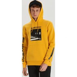 Bluza z fotonadrukiem i napisami - Żółty. Żółte bluzy męskie Cropp, s, z napisami, bez kołnierzyka, bez rękawów, bez kaptura. Za 119,99 zł.