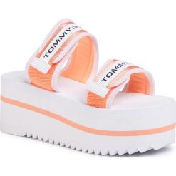 Klapki TOMMY JEANS - Chunky Tape Flatform Sandal EN0EN00871 Melon Orange SC1. Pomarańczowe klapki damskie Tommy Jeans, bez wzorów, z jeansu, bez obcasa. W wyprzedaży za 179,00 zł.
