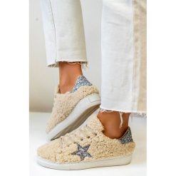 Damskie trampki TOMMY BEIGE. Brązowe buty sportowe damskie IVET, bez wzorów, bez zapięcia. W wyprzedaży za 69,00 zł.