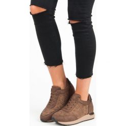 BRĄZOWE BUTY SPORTOWE. Pomarańczowe buty sportowe damskie KYLIE, bez wzorów, bez zapięcia. Za 129,90 zł.