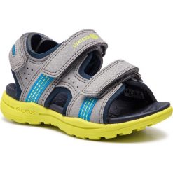 Sandały GEOX - J Vaniett B. B J925XB 05015 C0666 M Grey/Lime. Szare sandały chłopięce Geox, ze skóry ekologicznej, bez zapięcia. W wyprzedaży za 129,00 zł.