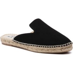 Klapki MANEBI - Mules K 1.0 M0 Black Goat/Suede Black. Czarne klapki damskie Manebi, bez wzorów, ze skóry, bez obcasa. W wyprzedaży za 319,00 zł.