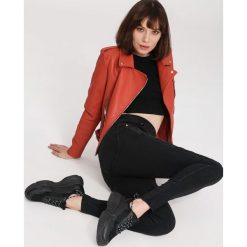 Czarne Jegginsy Joy. Zielone legginsy marki other, l, prążkowane. Za 59,99 zł.