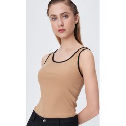 Top z kontrastowym obszyciem - Beżowy. Brązowe topy damskie Sinsay, s, bez wzorów, z kontrastowym kołnierzykiem. Za 14,99 zł.
