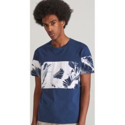 T-shirt w bloki kolorów - Granatowy. Niebieskie t-shirty męskie Reserved, s, bez wzorów, bez kołnierzyka. Za 39,99 zł.
