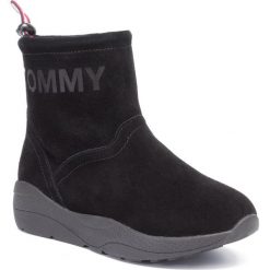 Śniegowce TOMMY JEANS - Corporate Elastic Hybrid Boot EN0EN00622 Black 990. Czarne kozaki damskie Tommy Jeans, na zimę, z jeansu, bez obcasa, bez zapięcia. Za 579,00 zł.