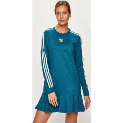 Adidas Originals - Sukienka. Sukienki damskie adidas Originals, na co dzień, bez wzorów, z elastanu, casualowe, z okrągłym kołnierzem, z długim rękawem, długie, mini, proste. W wyprzedaży za 179,90 zł.