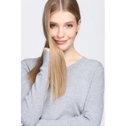 Jasnoszary Sweter Just A Drop. Szare swetry klasyczne damskie marki Reserved, l, z dekoltem w serek. Za 59,99 zł.