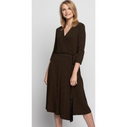Sukienka w groszki z szarfą BIALCON. Czarne sukienki damskie BIALCON, na co dzień, w grochy, biznesowe, bez kołnierzyka, bez rękawów, midi, proste. Za 249,00 zł.