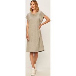 Answear - Sukienka Answear Lab. Szare sukienki damskie ANSWEAR, na co dzień, s, bez wzorów, z bawełny, casualowe, z okrągłym kołnierzem, z krótkim rękawem, krótkie, midi, proste. Za 99,90 zł.