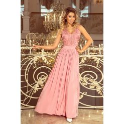Jasmine. Wieczorowa sukienka maxi z koronkową górą i rozcięciem na nogę - PUDROWY RÓŻ. Różowe sukienki damskie numoco, na sylwestra, s, w paski, z tkaniny, eleganckie, z klasycznym kołnierzykiem, bez rękawów, maxi. Za 349,98 zł.