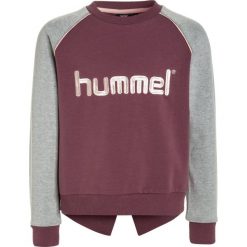 Hummel PAMELA CREWNECK Bluza eggplant. Fioletowe bluzy chłopięce marki Hummel, z bawełny. W wyprzedaży za 167,20 zł.