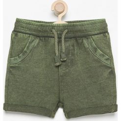 Krótkie spodenki dresowe - Khaki. Brązowe dresy chłopięce marki Reserved, z dresówki. W wyprzedaży za 24,99 zł.