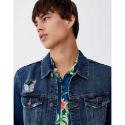 Dłuższa niebieska kurtka jeansowa z efektem zużycia. Niebieskie kurtki męskie jeansowe marki Pull&Bear, m. Za 96,90 zł.