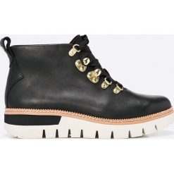 Caterpillar - Botki. Szare buty zimowe damskie marki Caterpillar, z materiału, z okrągłym noskiem, na obcasie, na sznurówki. W wyprzedaży za 319,90 zł.