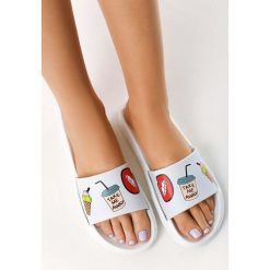 Białe Klapki Housework. Białe klapki damskie Born2be, w paski, bez obcasa, na płaskiej podeszwie. Za 34,99 zł.