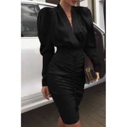 Sukienka KIRMY BLACK. Czarne sukienki damskie IVET, bez wzorów, eleganckie, z klasycznym kołnierzykiem, bez rękawów. W wyprzedaży za 89,00 zł.