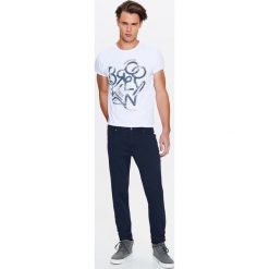 Spodnie męskie slim ze strukturalnej elastycznej tkaniny. Spodnie męskie Top Secret, na co dzień, na lato, m, bez wzorów, z bawełny, eleganckie. W wyprzedaży za 49,99 zł.