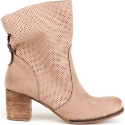 Dziurkowane botki na słupku - skóra naturalna - model 496 - kolor cappuccino. Botki damskie Zapato, ze skóry, bez obcasa, na słupku, bez zapięcia. W wyprzedaży za 319,20 zł.