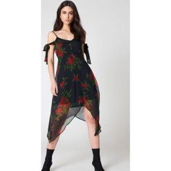 NA-KD Boho Sukienka midi z wiązaniem - Black,Multicolor. Czarne sukienki asymetryczne marki NA-KD Boho, boho, z asymetrycznym kołnierzem, midi. W wyprzedaży za 30,47 zł.