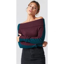 Linn Ahlborg x NA-KD Sweter z odkrytymi ramionami - Red. Czerwone swetry damskie Linn Ahlborg x NA-KD, bez wzorów, z dzianiny, z długim rękawem, długie, bez kaptura. W wyprzedaży za 64,78 zł.