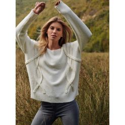 MIŁY W DOTYKU SWETER DAMSKI Z OZDOBNYMI WARKOCZAMI, OVERSIZE. Białe swetry oversize damskie marki Top Secret, na zimę, z dzianiny. W wyprzedaży za 59,99 zł.