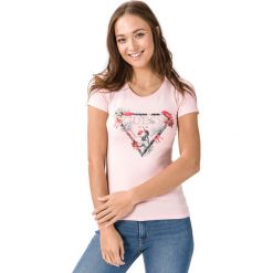 Guess Lory Koszulka Różowy. Różowe koszulki damskie Guess, m, z nadrukiem, z elastanu, bez kołnierzyka, z krótkim rękawem. Za 175,95 zł.