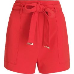 Szorty materiałowe Marciano Guess Aly 92G193 8177Z. Czerwone szorty damskie MARCIANO GUESS, z aplikacjami, z tkaniny. W wyprzedaży za 339,00 zł.