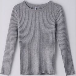 Sweter z prążkowanej dzianiny - Jasny szary. Szare swetry damskie Cropp, s, bez wzorów, z dzianiny, bez rękawów, bez kaptura. Za 59,99 zł.