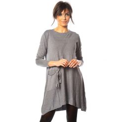 Sukienka "Segal" w kolorze szarym. Szare sukienki damskie Cosy Winter, s, bez wzorów, z kaszmiru, z okrągłym kołnierzem, bez rękawów, mini. W wyprzedaży za 179,95 zł.