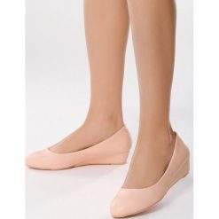 Różowe Koturny Something I Need. Różowe koturny damskie Born2be, bez obcasa, na koturnie, bez zapięcia. W wyprzedaży za 39,99 zł.
