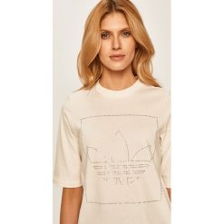 Adidas Originals - T-shirt. Białe topy damskie adidas Originals, z aplikacjami, z bawełny, casualowe, z okrągłym kołnierzem. Za 139,90 zł.