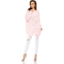 Luźny sweter oversize pudrowy róż quinn. Różowe swetry damskie Lemoniade, na lato, uniwersalny, bez wzorów, ze splotem, klasyczne, z długim rękawem, długie, bez kaptura. Za 129,90 zł.