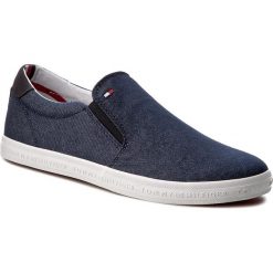 Tenisówki TOMMY HILFIGER - Howell 2F FM0FM00474 Midnight 403. Niebieskie półbuty męskie TOMMY HILFIGER, bez wzorów, z jeansu, bez zapięcia. Za 299,00 zł.