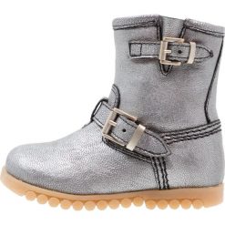 Ocra Botki savana argento. Szare buty zimowe damskie Ocra, z futra. W wyprzedaży za 340,45 zł.