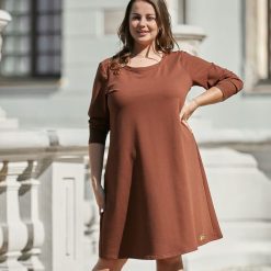 Sukienka Klara w odcieniach brązu XXL OVERSIZE JESIEŃ. Sukienki damskie Moda Size Plus Iwanek, do pracy, na jesień, s, bez wzorów, z elastanu, eleganckie, bez kołnierzyka, z krótkim rękawem, długie, mini, oversize. Za 139,90 zł.