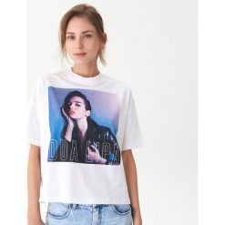 Koszulka Dua Lipa - Biały. Białe koszulki damskie House, s, bez wzorów, bez kołnierzyka, bez rękawów. Za 49,99 zł.