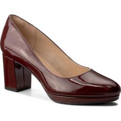 Półbuty CLARKS - Kelda Hope 261267244 Rust. Czerwone półbuty damskie lakierowane Clarks, z lakierowanej skóry, na obcasie. W wyprzedaży za 259,00 zł.