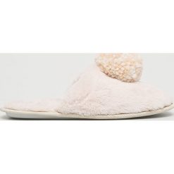 Medicine - Kapcie Essential. Białe kapcie damskie marki MEDICINE, z poliesteru. W wyprzedaży za 29,90 zł.