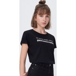 Koszulka z napisem - Czarny. Czarne koszulki damskie Sinsay, s, z napisami, bez kołnierzyka, bez rękawów. Za 19,99 zł.