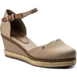 Espadryle TOMMY HILFIGER - Iconic Elba Basic Closed Toe FW0FW02838 Cobblestone 068. Pomarańczowe espadryle damskie TOMMY HILFIGER, bez wzorów, ze skóry, bez obcasa, na obcasie. W wyprzedaży za 279,00 zł.