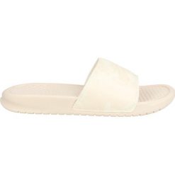 KLAPKI BENASSI JDI PRINT. Różowe klapki damskie Nike, w paski, ze skóry ekologicznej, bez obcasa. Za 129,99 zł.