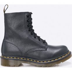 Dr Martens - Botki Pascal. Czarne botki damskie na obcasie marki Dr. Martens, z materiału, z okrągłym noskiem, na sznurówki. W wyprzedaży za 529,90 zł.