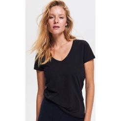 T-shirt z bawełny organicznej - Czarny. Czarne t-shirty damskie Reserved, s, bez wzorów, z bawełny, bez kołnierzyka. Za 49,99 zł.